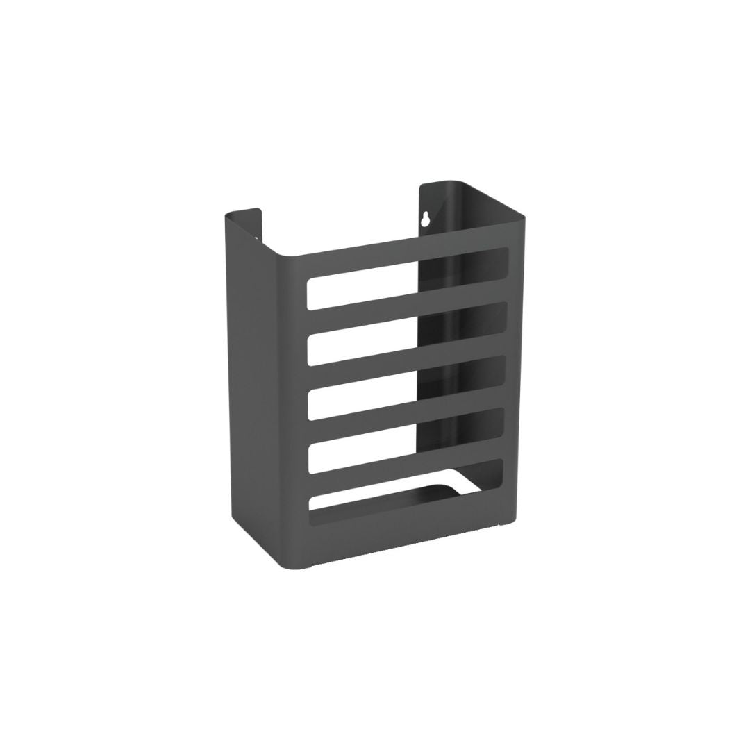 Die K-Line side Utensilienbox ist eine schwarze, an der Wand befestigte Metallbox mit rechteckiger Form und horizontalen Frontlamellen, die sich perfekt für die Organisation von Gegenständen und die Aufrechterhaltung der Ordnung in Ihrem Küchenschrank eignet.