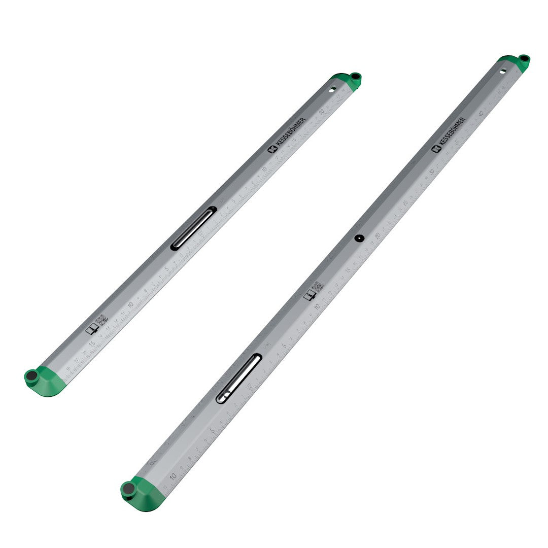 Das K2X MULTITOOL Set - Messwerkzeug enthält zwei silberne und grüne digitale Wasserwaagen mit Libellen, Linealmarkierungen und Tasten - ideal für die Montage von Beschlägen - diagonal auf weißem Hintergrund.