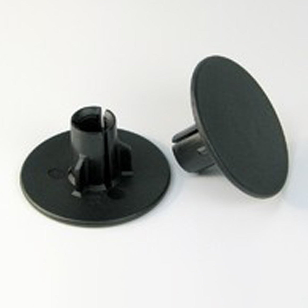 Zwei schwarze Kunststoff Abdeckscheiben Rollenhalter Linero, geeignet als Kesseböhmer Ersatzteil oder für Linero MosaiQ Systeme, sind auf weißem Hintergrund abgebildet - eine flach und eine aufrecht.