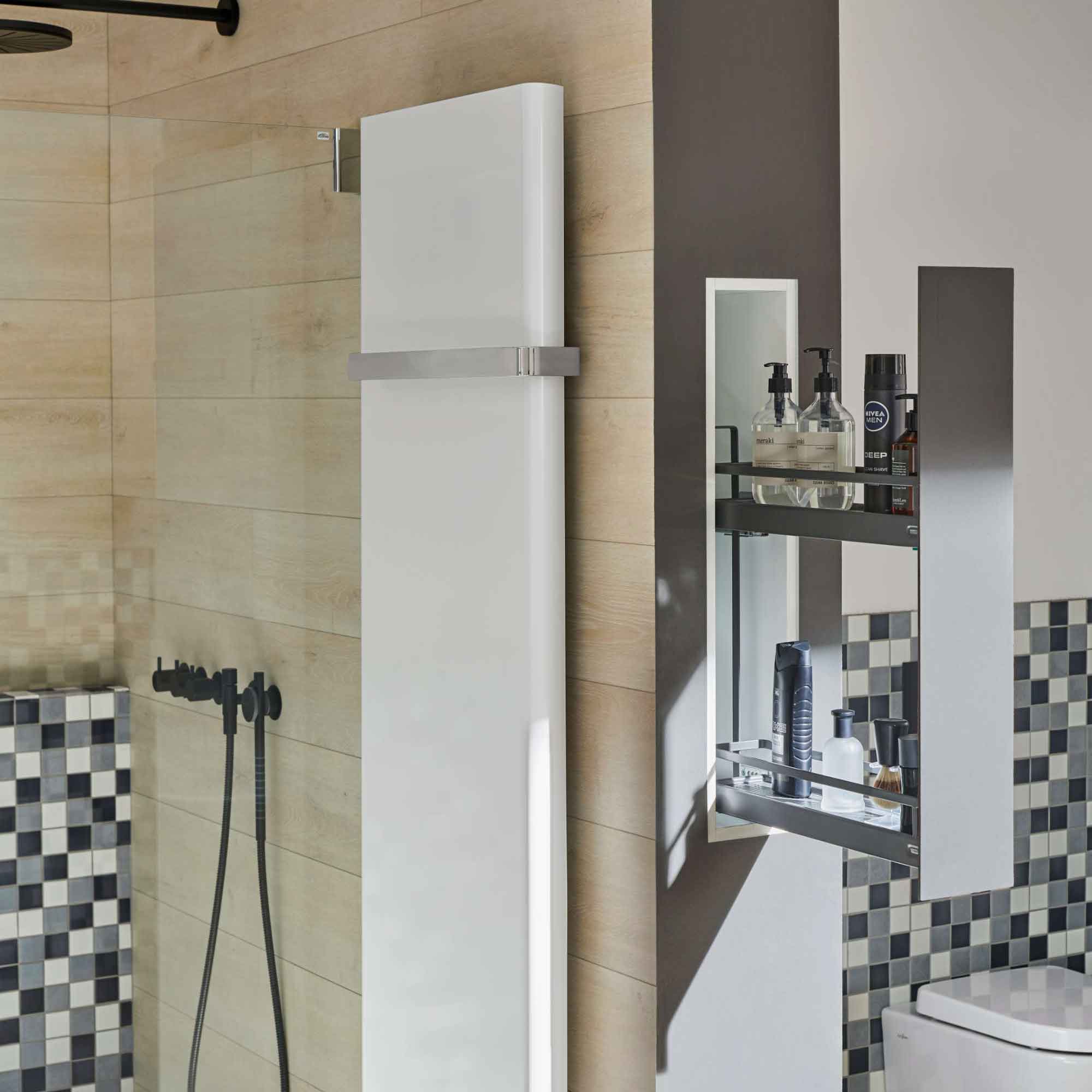 In die Schamwand zwischen Dusche und WC integrierter Auszug in einem Bad.