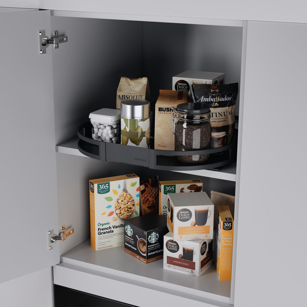 Ein offener Schrank zeigt zwei Regale, die mit Kaffee, Müsli, Zucker und Konserven gefüllt sind. Auf dem obersten Regalboden sind die Dosen und Schachteln auf einem robusten TurnMotion III - Drehbeschlag - Tablar 600mm - anthrazit ordentlich geordnet.