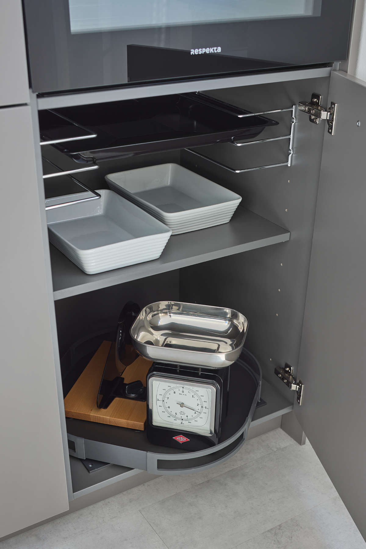 Unterschrank mit Zwischenboden, der mit Backblechhalter und Drehbeschlag ausgestattet ist.