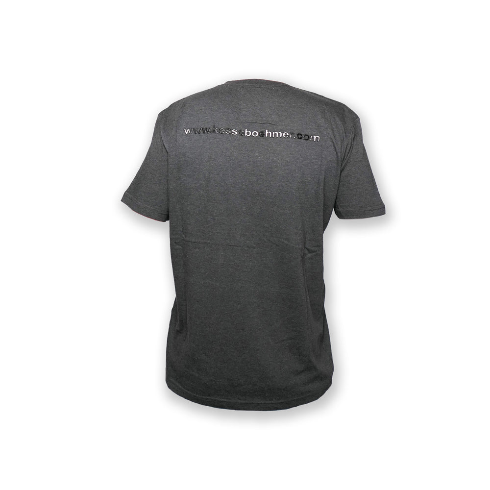 Das von hinten gezeigte T-Shirt ist anthrazitfarben mit einem weißen www.kessboehmer.com Druck auf dem oberen Rücken. Der weiche Griff ist auf einem weißen Hintergrund abgebildet.