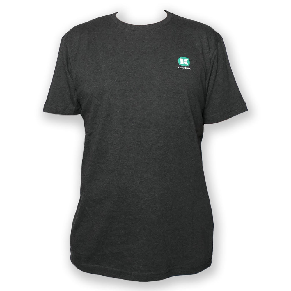 Ein schlichtes anthrazitfarbenes T-Shirt mit einem kleinen grün-weißen Logo auf der linken Brust, das einen Weicher Griff auf weißem Hintergrund zeigt.