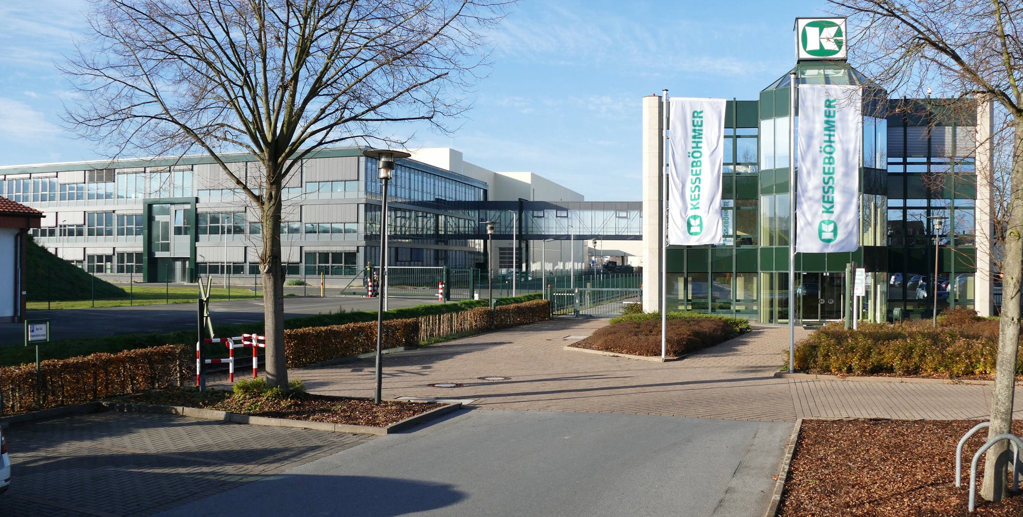 Aufnahme eines Firmengebäudes aus zwei Teilen, verbunden mit einem Skywalk.