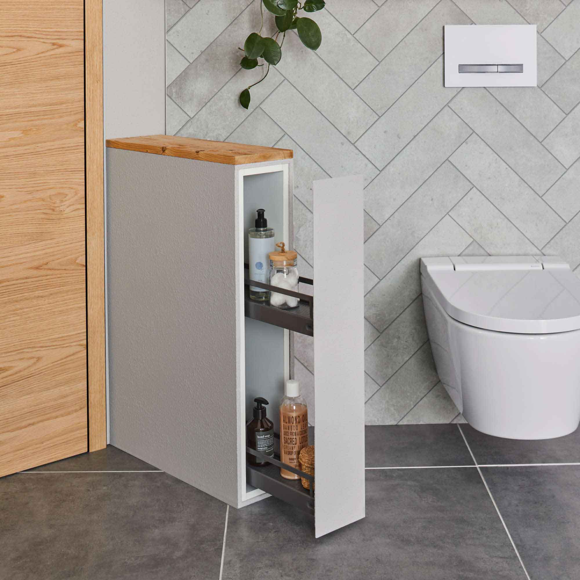 In die Schamwand neben der Toilette integrierter Auszug in einem Badezimmer.