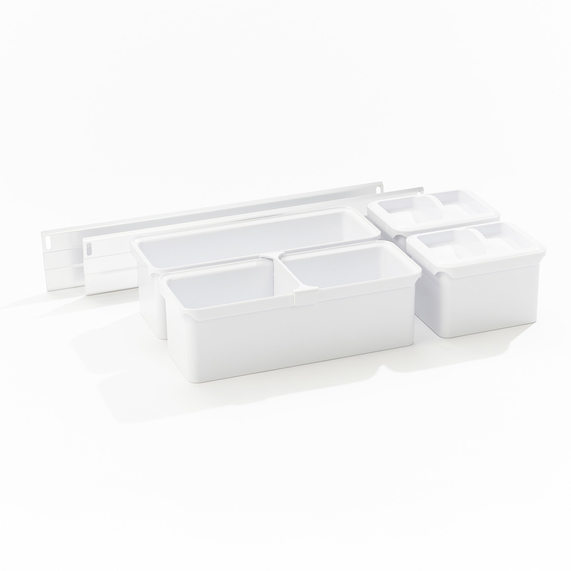 Das YouboXx Einhängeboxen Set 3 für DISPENSA Apothekerschrank enthält vier weiße, rechteckige Kunststoffkästen in verschiedenen Größen und zwei lange, schlanke Montageschienen - eine modulare Aufrüstung Ihres Stauraums.
