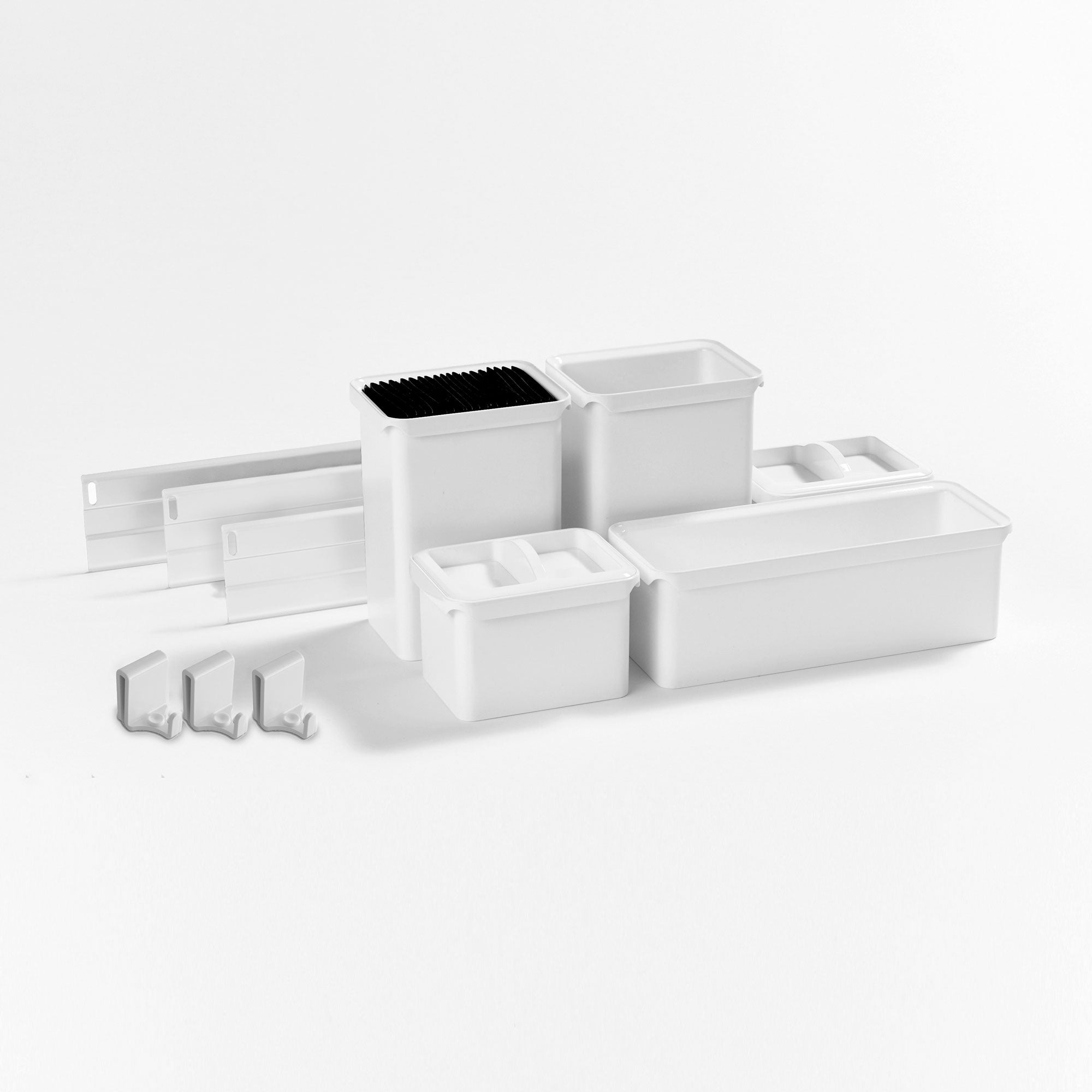 Das YouboXx Einhängeboxen Set 5 für DISPENSA Apothekerschrank enthält weiße Kunststoffbehälter in verschiedenen Größen, mit Unterteilungen und vier Clips - perfekt für die Organisation Ihrer ausziehbaren Speisekammer.