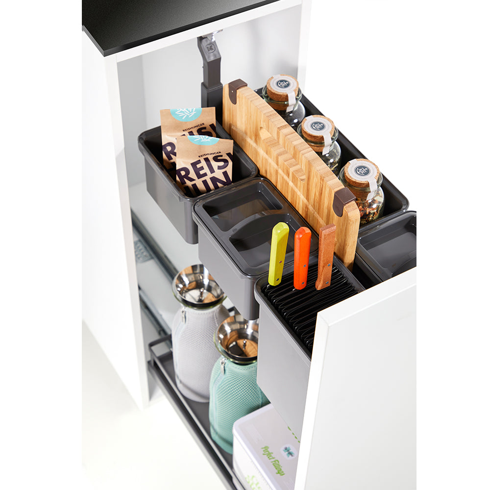 Das YouboXx Einhängeboxen Set 5 für DISPENSA Apothekerschrank hält Gewürze, Schneidebretter, bunte Messer, verpackte Lebensmittel, Flaschen und Küchenrollen übersichtlich in eigenen Fächern.