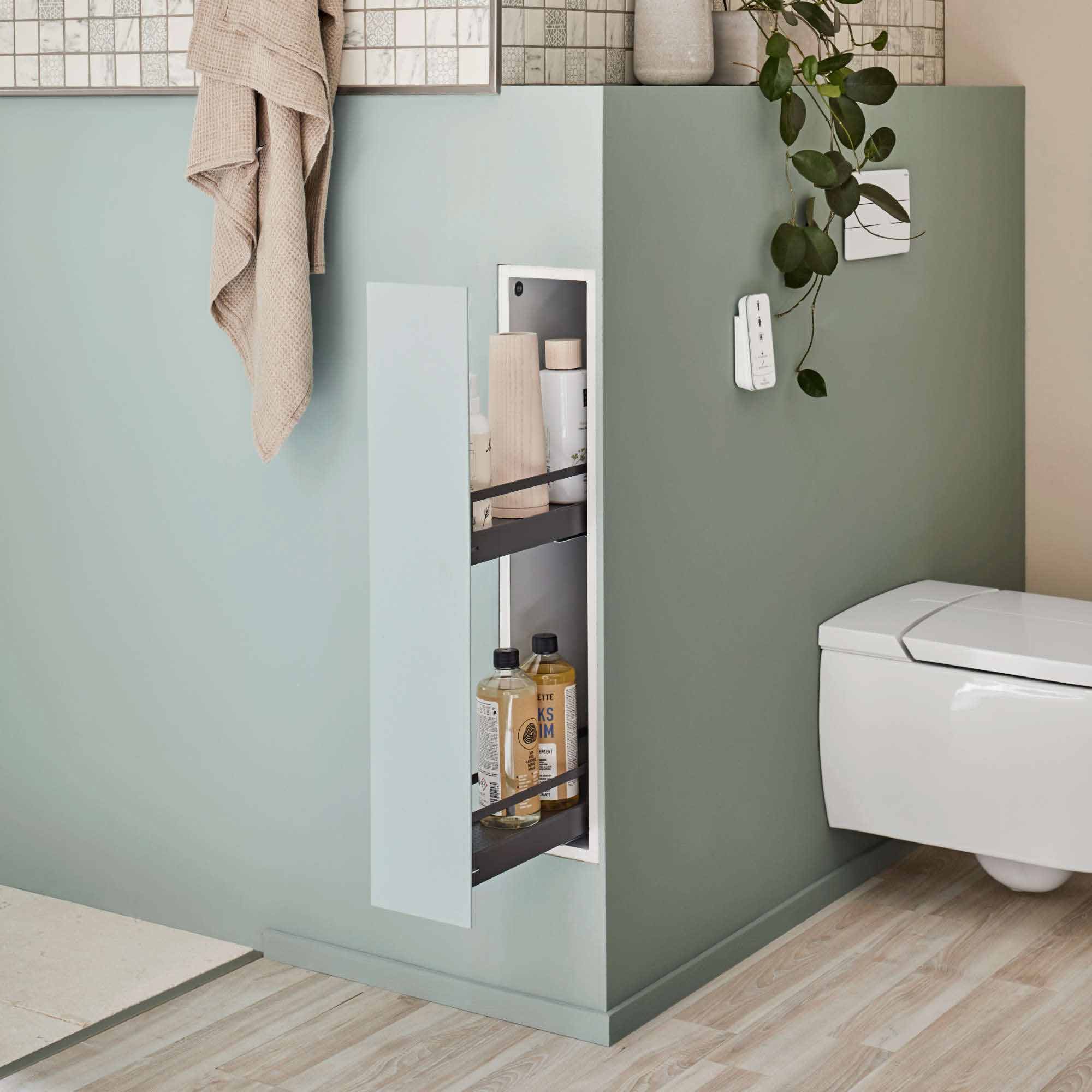 In der Wand hinter der Toilette integrierter Auszug in ausgefahrenem Zustand.