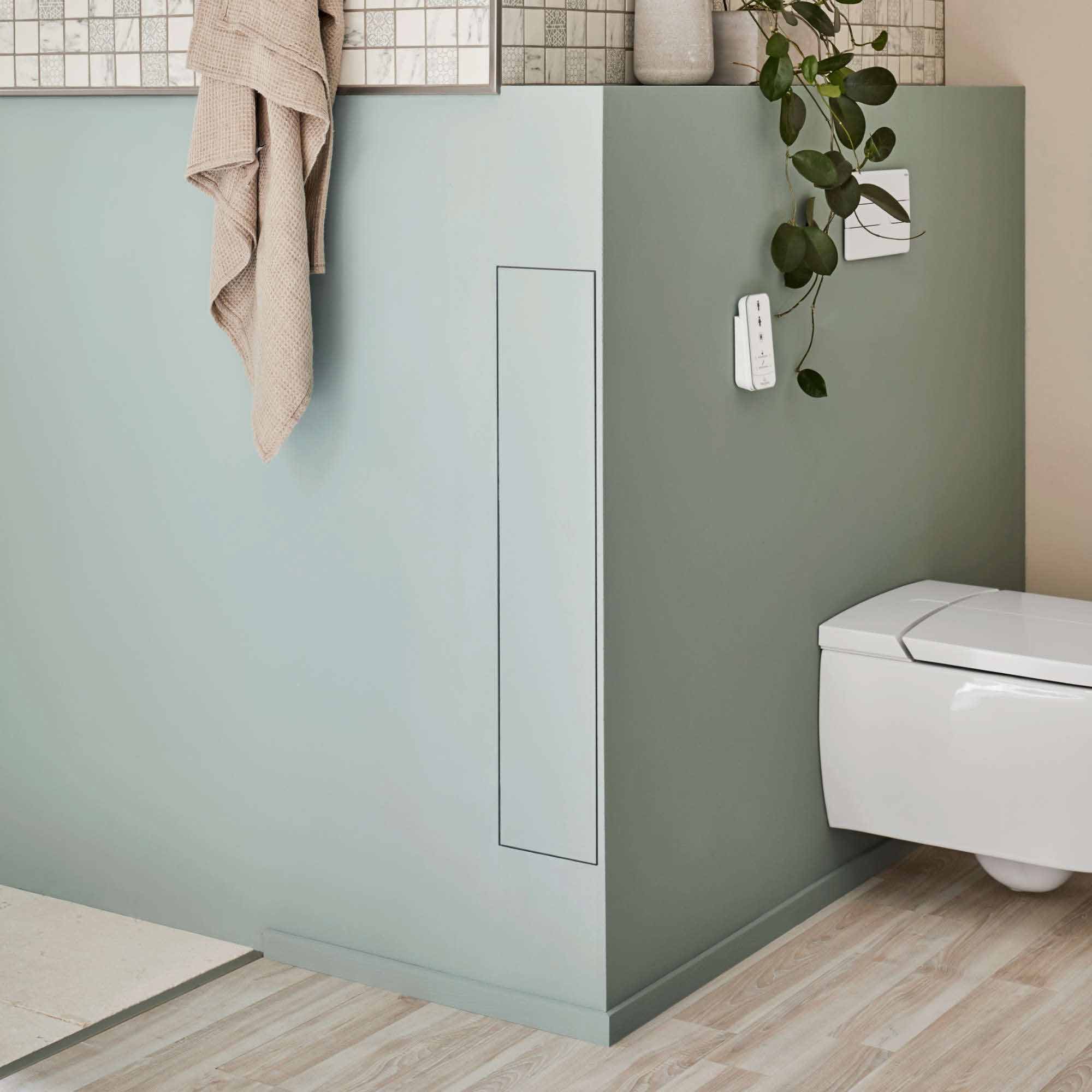 In der Wand hinter der Toilette integrierter Auszug in eingefahrenem Zustand.