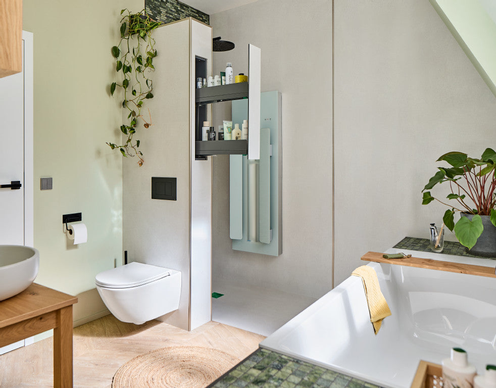 In die Zwichenwand zwischen Toilette und Dusche integrierter Auszug im Badezimmer