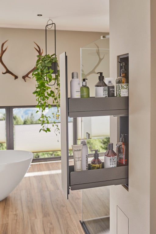 Geöffneter Unterputzschrank in einer Badezimmerwand, der mit Kosmetikartikeln befüllt ist