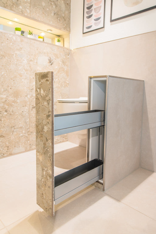 Ausgezogener Unterputzschrank als Schamwand beim WC