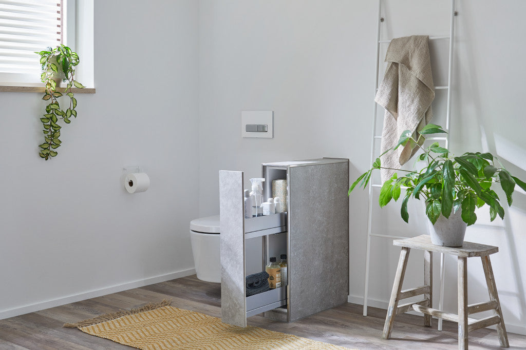 In die Schamwand neben der Toilette integrierter Auszug in einem Badezimmer.
