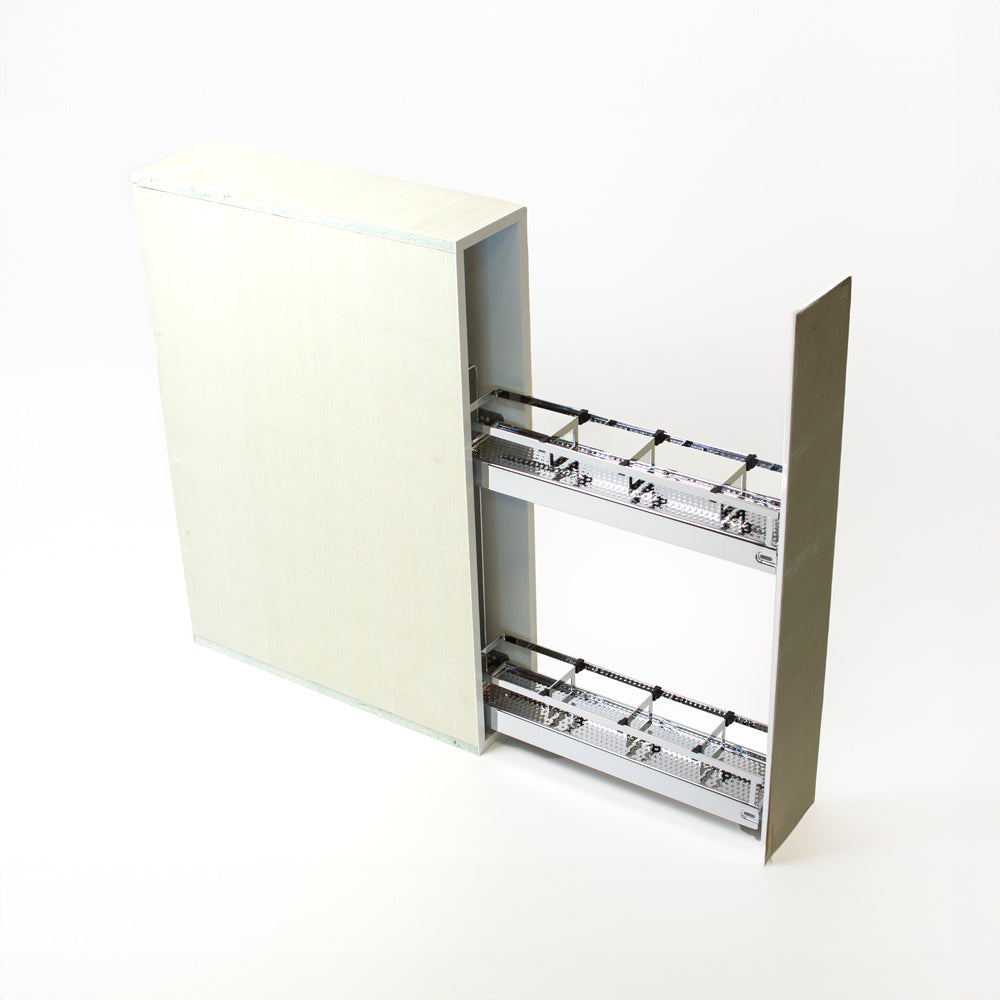 Eine hohe, schmale bathBOX - Unterputz Schrank Modul & WC Trennwand - Modell 2022 wird mit geöffneter Tür gezeigt, die zwei verschiebbare Metalldrahtböden im Inneren offenbart. Der Schrank steht vor einem schlichten weißen Hintergrund.