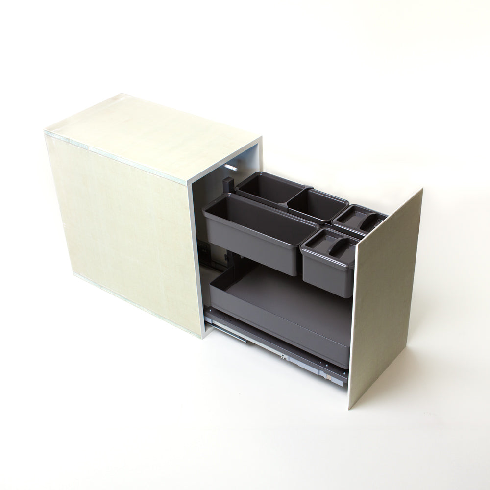 Das bathBOX - Unterputz Schrank Modul & WC Trennwand - Modell 2022 ist ein modulares Auszugssystem mit schwarzen Fächern und einer hellen Verkleidung, die auf Metallschienen ausgezogen vor einem weißen Hintergrund präsentiert wird.