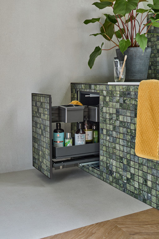 In die Badewanne integrierter Auszug im Badezimmer mit Mosaikfliesen befliest.