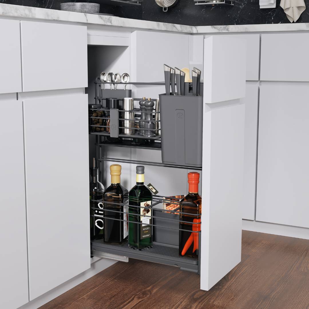 Der cookingAGENT - kleiner Apothekerschrank & Küchenauszug bietet auf zwei Ablagen Platz für Öl, Essigflaschen, Messer im Block, Gewürzdosen und Utensilien. Der weiße Schrank hat eine dunkle Arbeitsplatte und steht auf einem Holzboden.