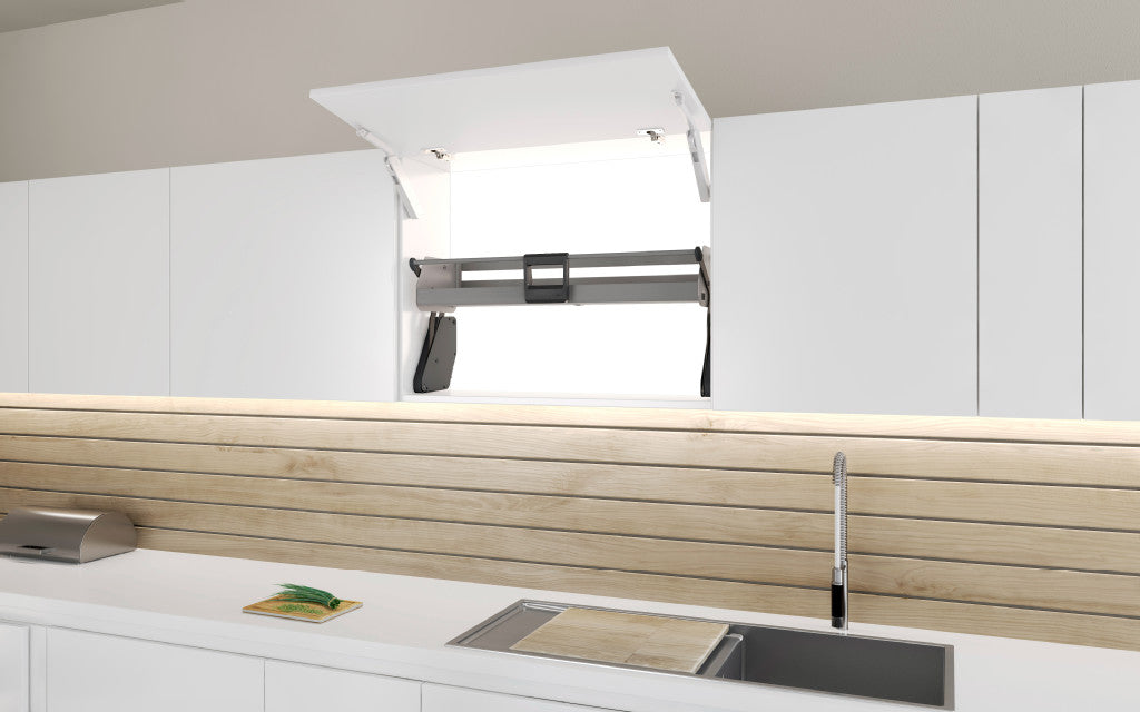 Dunkelgraues Auszugsystem im Hängeschrank in weißer Küche.