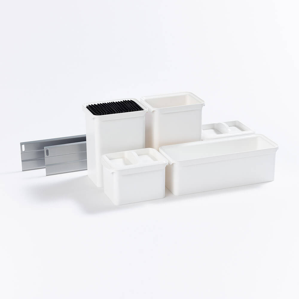 Das YouboXx Einhängeboxen - Set 1 für DISPENSA besteht aus fünf weißen Aufbewahrungsboxen in verschiedenen Größen, zwei flachen grauen Trennwänden und einem schwarzen Borsteneinsatz, die alle zusammen auf einem schlichten weißen Hintergrund stehen.