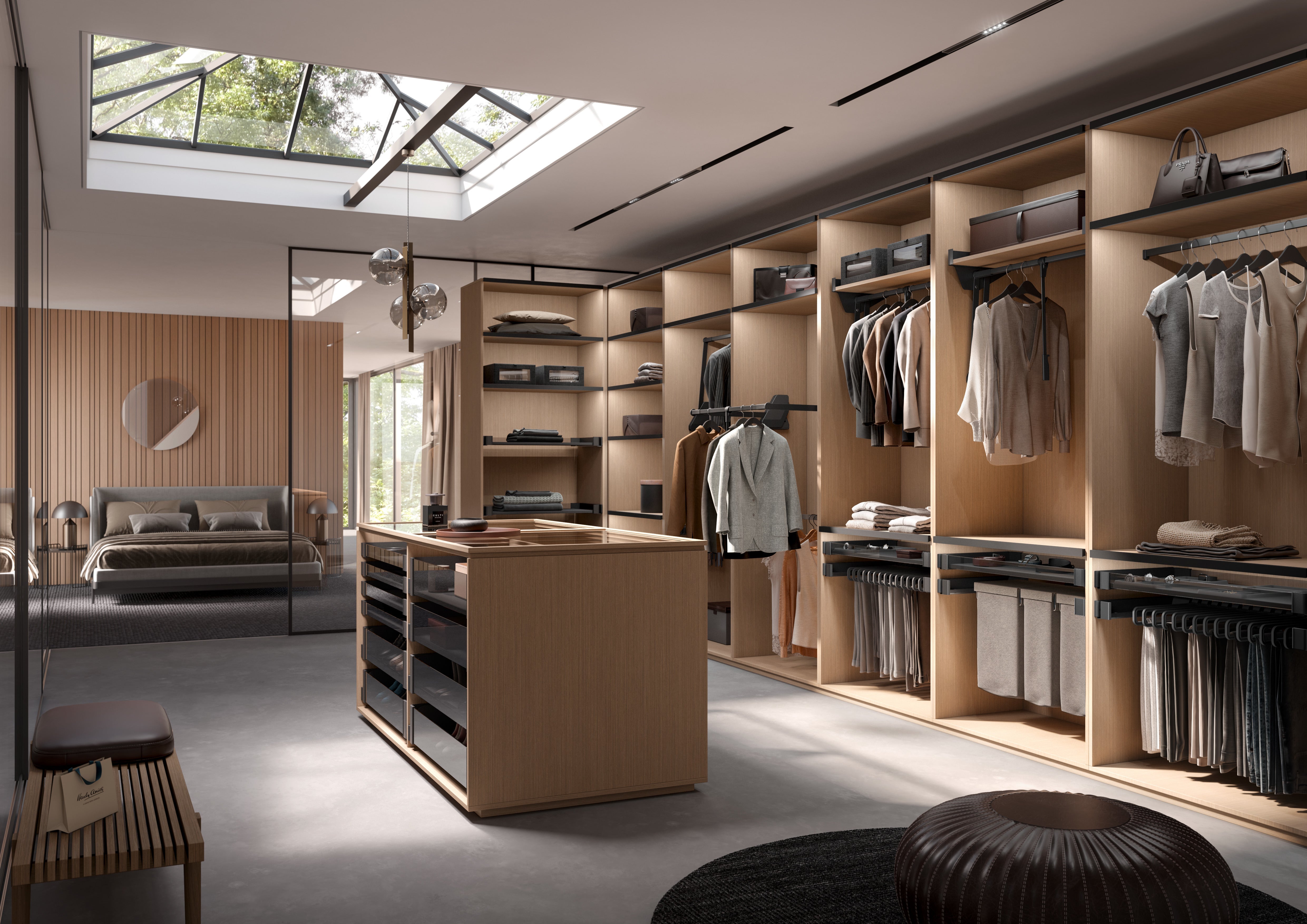 Geräumiger, moderner begehbarer Kleiderschrank mit Holzregalen, hängenden und gefalteten Kleidungsstücken und einer zentralen Insel. Ein großes Oberlicht und Fenster sorgen für natürliches Licht. Das Schlafzimmer ist im Hintergrund zu sehen.