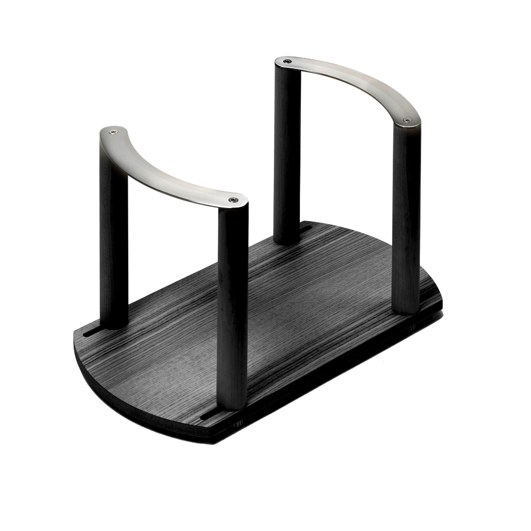 Der FineLine Tellerhalter für die Schublade ist ein schwarzes Holztablett mit zwei geschwungenen silbernen Griffen, das sich perfekt als Schubladenorganisator oder Tellerhalter eignet. Die Abbildung zeigt die Basis und die Griffe auf einem weißen Hintergrund.