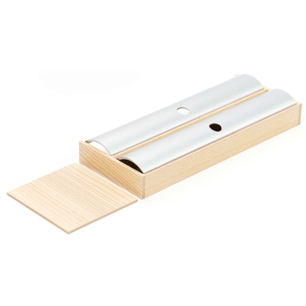 Der FineLine LiniQ Folienhalter ist ein rechteckiger Holzorganisator mit einem Schiebedeckel, der zwei gebogene silberne Zylinder mit kleinen Löchern auf der Oberseite offenbart - ideal für die Organisation von Frischhaltefolien in modernen Küchen.