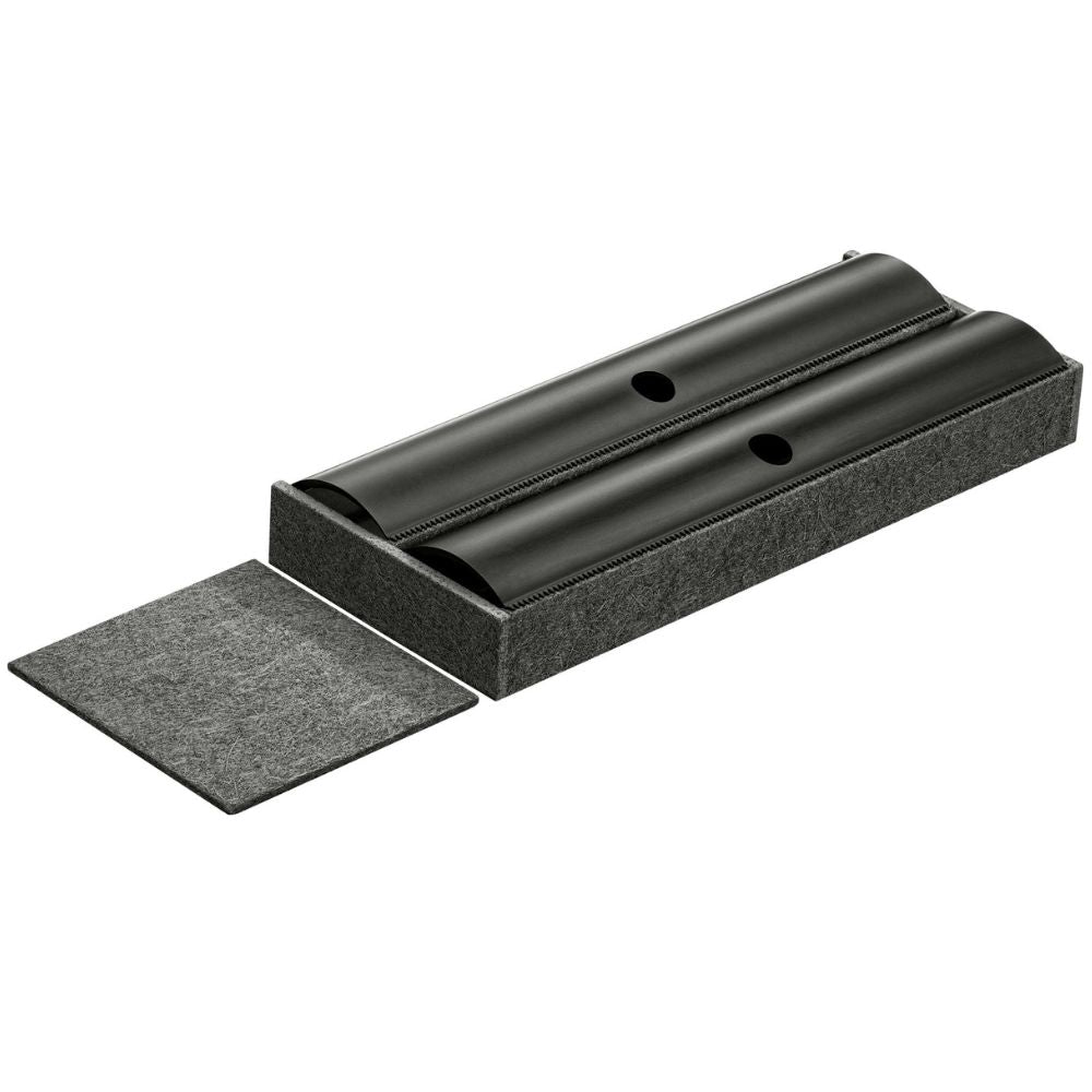 Der FineLine LiniQ Folienhalter ist eine rechteckige schwarze Schaumstoffrolle mit zwei abgerundeten Rillen, einer grauen, strukturierten, abnehmbaren Matte und zwei kreisförmigen Löchern auf der Oberseite - perfekt als einzigartiger Folienhalter oder kreative Aufbewahrungslösung für moderne Küchen.