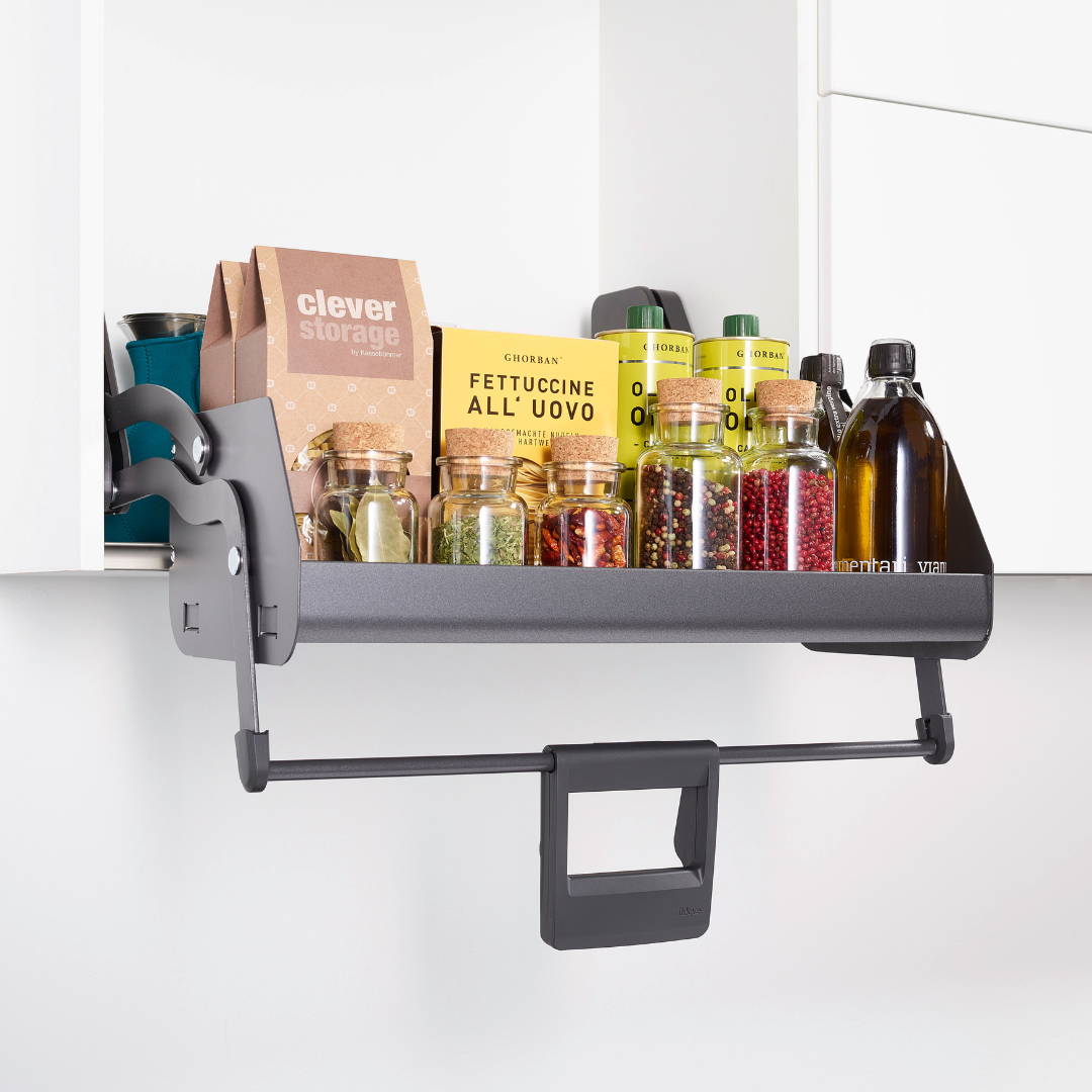 Ein graues iMove 60er Einzelauszugssystem für den Hängeschrank, das als ergonomisches Aufbewahrungssystem konzipiert ist, bietet Platz für Gläser, Flaschen, Nudeln, Gewürze und verpackte Lebensmittel und lässt sich aus einem weißen Oberschrank herausziehen – für schnellen Zugriff und optimale Übersicht.