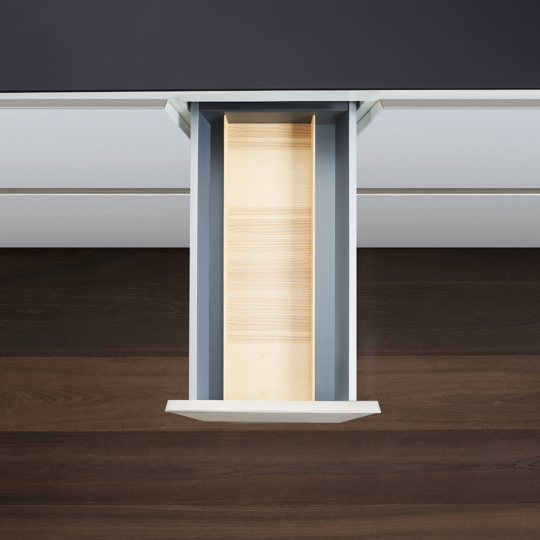 Der FineLine LiniQ Multifunktionseinsatz - Schubladen Organizer sitzt in einer offenen Schublade mit hellem Holzinterieur, ideal für Küchenorganisation oder Besteck Aufbewahrung vor einem dunklen Holzboden.
