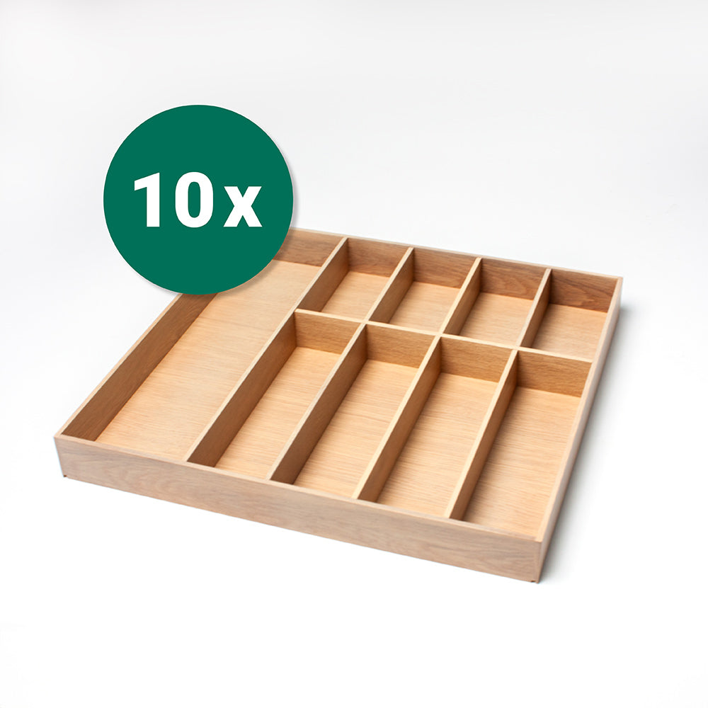 Ein MOVE Besteckeinsatz Eiche Weiß gebeizt (505x479x55 mm) ist auf weißem Hintergrund abgebildet. Ein grüner "10x"-Kreis zeigt an, dass es sich um einen 10-teiligen Satz Besteckeinsätze Eiche handelt.