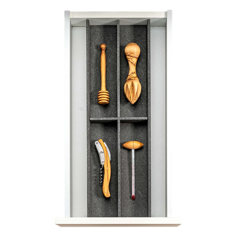 Der FineLine LiniQ Kreuzeinsatz modularer Schubladenteiler in Weiß mit vier Fächern ist ideal zum ordentlichen Verstauen von Küchenhelfern wie Honiglöffel, Zitruspressen, Korkenzieher und Weinthermometer.