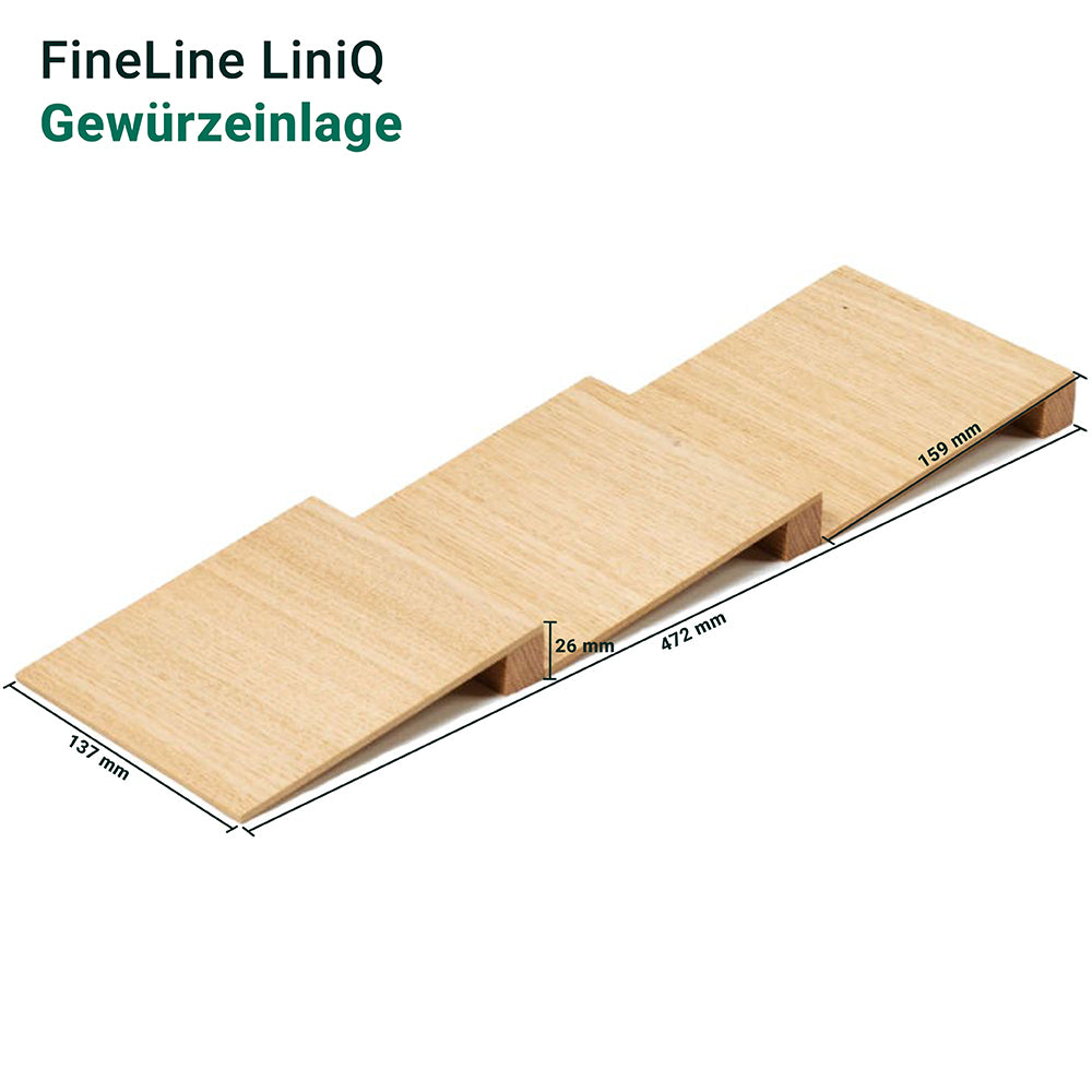 Schrägansicht der FineLine LiniQ Gewürzeinlage - Gewürz Organizer Gewürzregaleinsatz mit drei Etagen, die 472 mm lang, 159 mm und 137 mm breit an verschiedenen Stellen und 26 mm hoch sind. Der Text oben lautet FineLine LiniQ Gewürzeinlage.