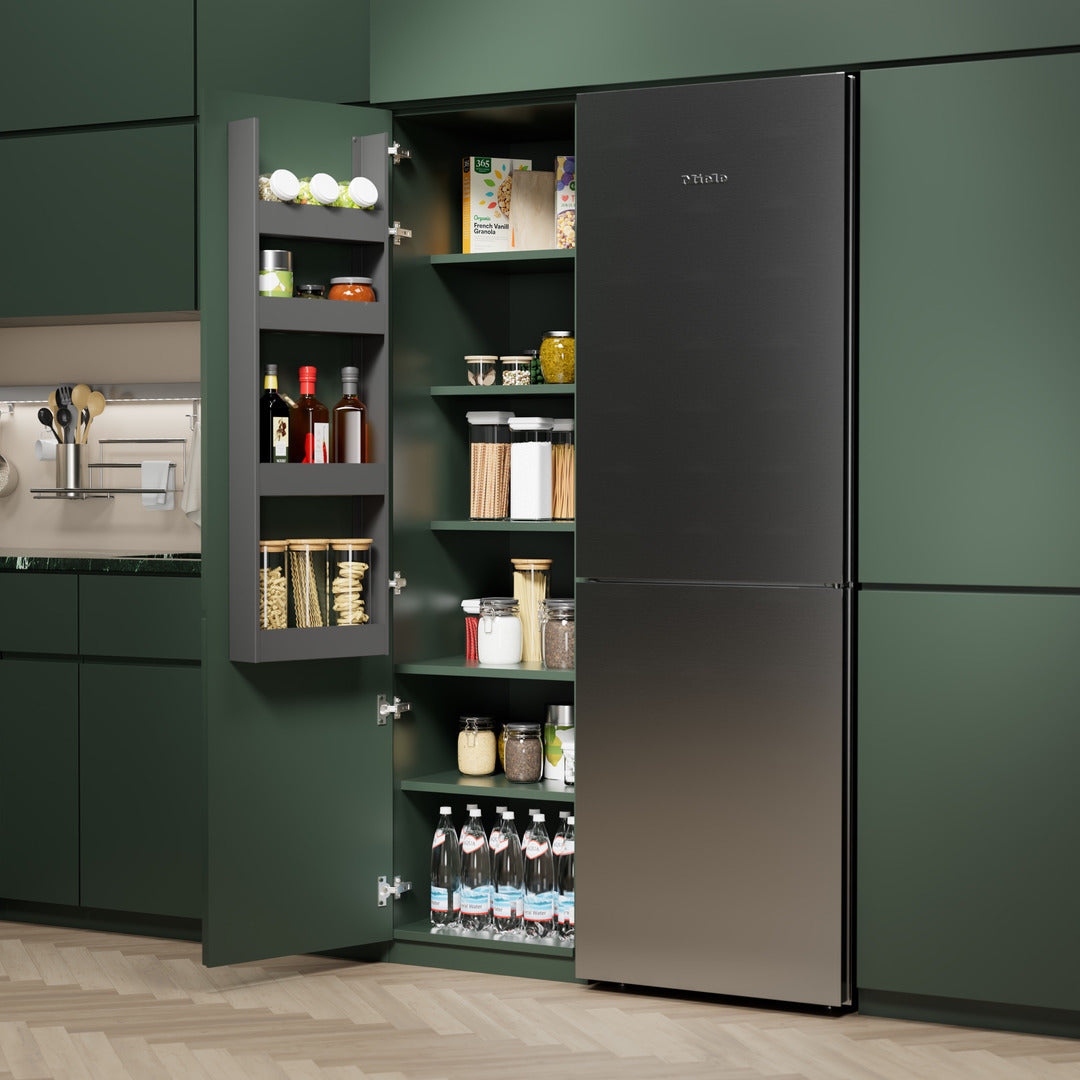 In einer modernen Küche mit grünen Schränken befindet sich ein offener Vorratsschrank, der mit Lebensmitteln gefüllt und mit dem seitlichen EasyRack von K-Line organisiert ist, neben einem eleganten Kühlschrank aus schwarzem und rostfreiem Stahl. In den Regalen sind Gläser, Flaschen, Dosen und Wasserflaschen übersichtlich angeordnet.