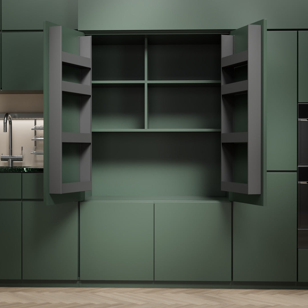Eine moderne grüne Küche zeigt zwei offene Schranktüren mit leeren Einlegeböden. Das schlanke Design verfügt über eingebaute seitliche EasyRack-Regale von K-Line an den Türen, ideal für Hochschrank Organisation und intelligente Schrank Türregal Lösungen.