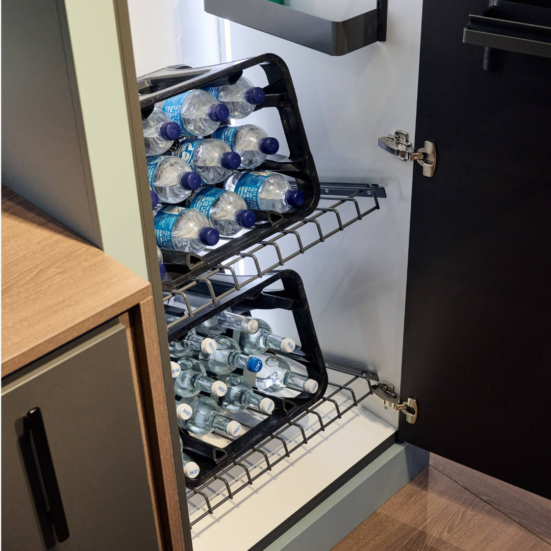 Das Ablage-Set für Getränkekisten - 600 mm aus robusten Materialien bietet auf zwei Drahtregalböden platzsparend Platz für mehrere Wasserflaschen in schwarzen Ablagen - perfekt geeignet zur Aufbewahrung auf dem Holzfußboden.