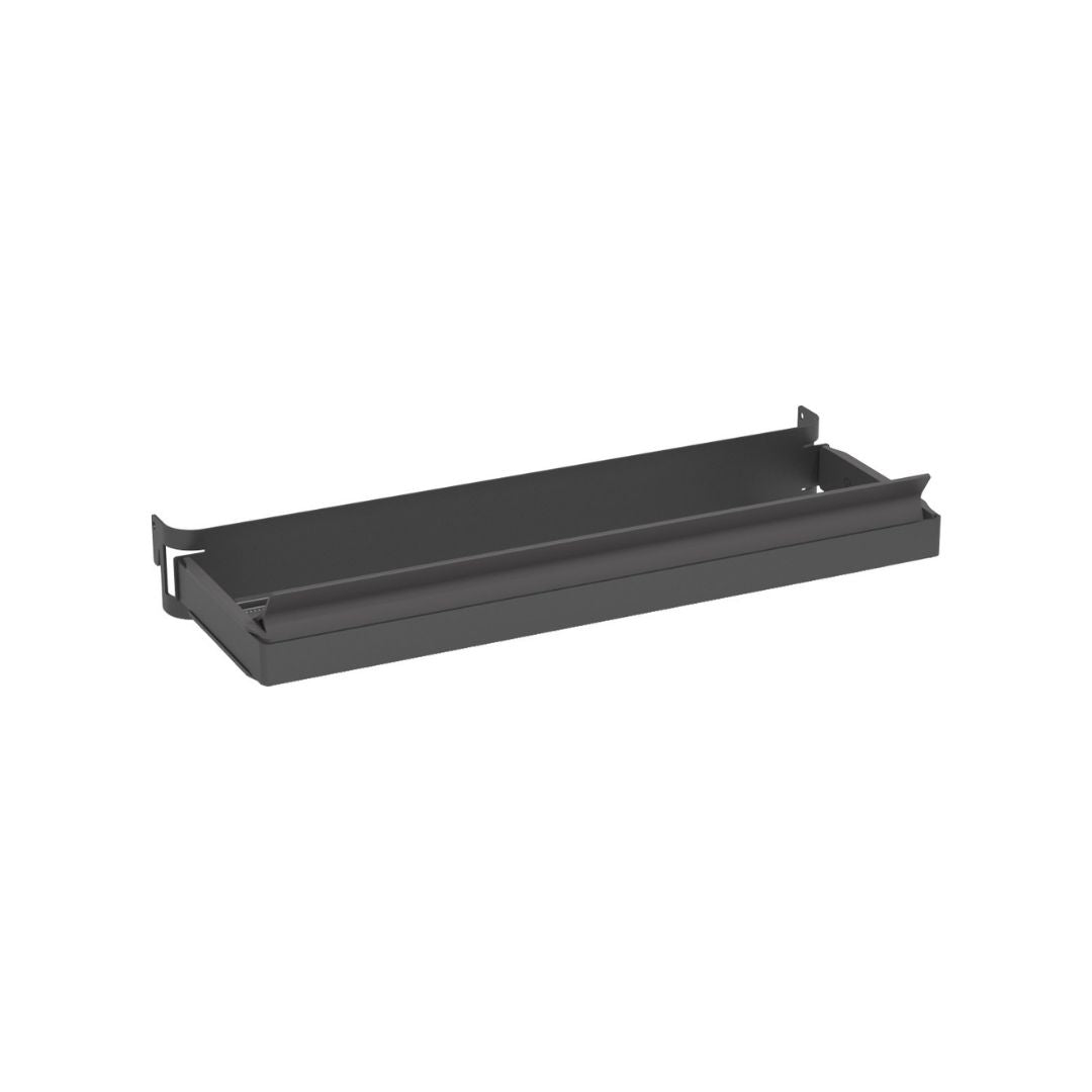 Die K-Line Side ROLLINERO - Rollenablage ist ein schwarzes, rechteckiges Metallregal mit hochgezogenen Kanten und einer offenen Vorderseite, konzipiert für die Wandmontage als Frischhaltefolie Ablage. Sein minimalistischer, moderner Stil verfügt über Rückenstützen zur einfachen Befestigung.