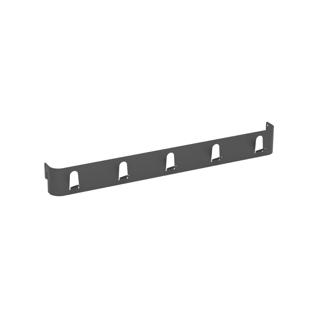 Die K-Line seitliche Hakenleiste - 5 Haken ist eine graue Metallschiene mit abgerundeten Kanten und fünf gleichmäßig verteilten Haken, die für die Wandmontage oder als Geräteträger in einem modularen Ordnungssystem konzipiert ist.
