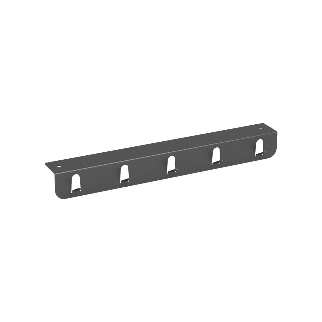 Die K-Line side Hakenleiste - Deckenbefestigung ist eine platzsparende schwarze Metallleiste mit fünf Keyhole-Slots zum Aufhängen von Utensilien und je zwei Schraublöchern an jedem Ende für sichere Deckenmontage.