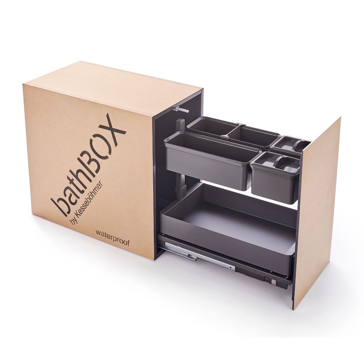 Die bathBOX - Unterputz Schrank Modul & WC Trennwand ist ein Holzschrank mit wasserfester Beschriftung, der mit geöffneter Frontplatte schwarze Kunststoffschalen auf verschiebbaren Metallschienen zeigt - die ideale Aufbewahrungslösung im Bad.