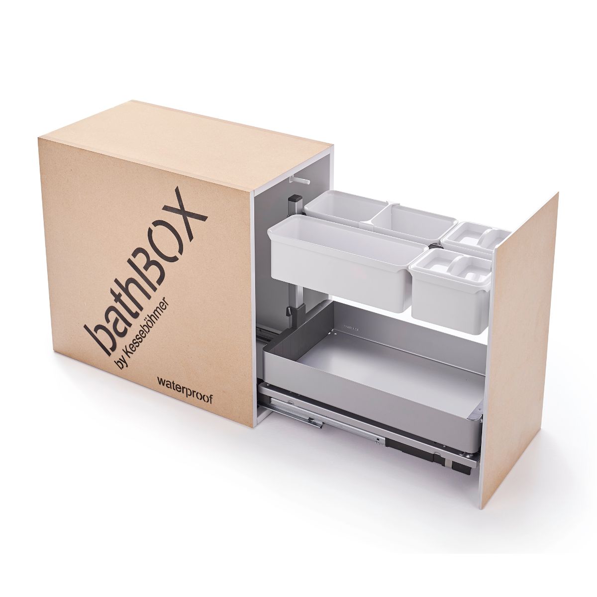 Eine Holzbox mit der Aufschrift bathBOX - Unterputz Schrank Modul & WC Trennwand ist teilweise geöffnet und zeigt eine ausziehbare Schublade mit Komfortbeschlägen und geordneten weißen Kunststoffbehältern - eine clevere Stauraumlösung Bad.